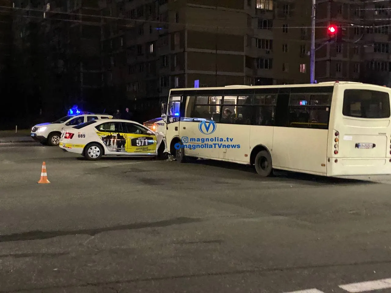 Аварія у Києві, маршрутка влетіла в таксі на перехресті Маяковського і Закревського, Троєщина Аварія у Києві, маршрутка влетіла в таксі на перехресті Маяковського і Закревського, Троєщина