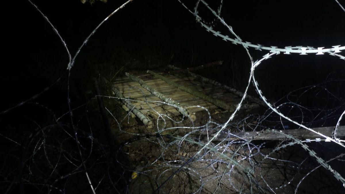 Мігранти атакували польських прикордонників: одному пробили шолом - новини Білорусь - 24 Канал Мігранти атакували польських прикордонників: одному пробили шолом - новини Білорусь - 24 Канал