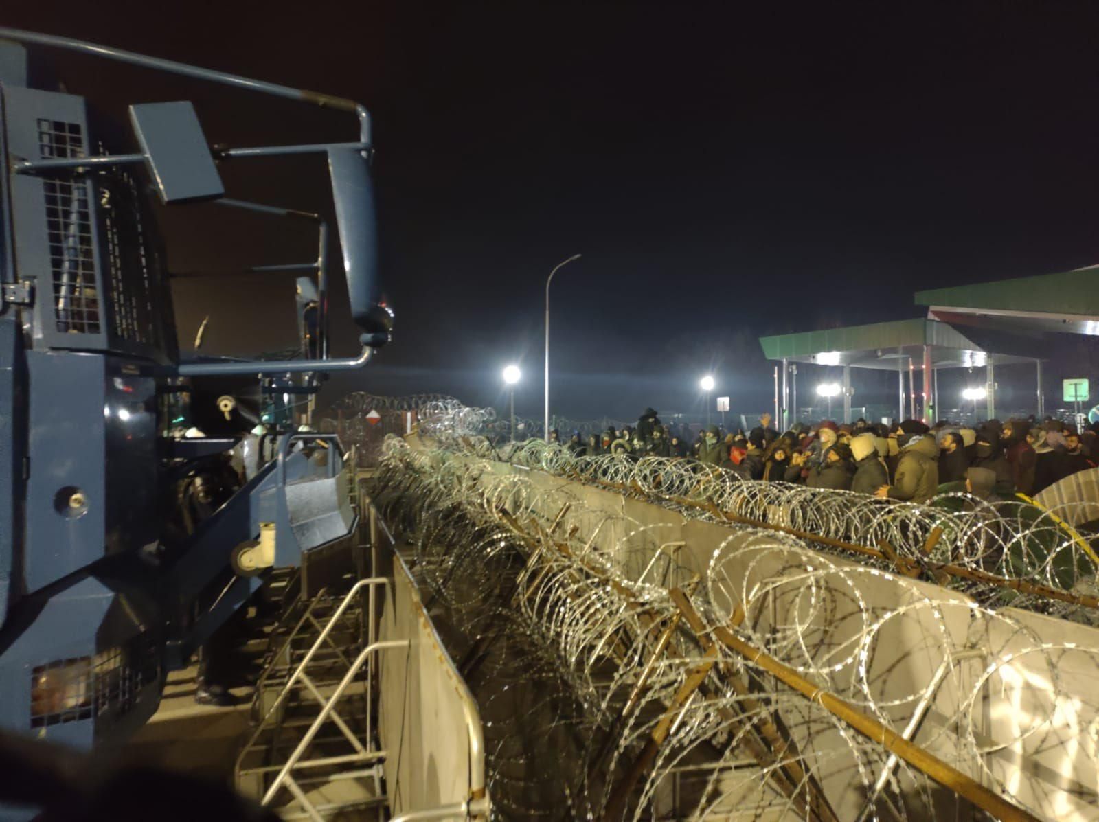 Польща заявила, що білоруські силовики ламають стіну на кордоні, щоб мігранти могли прорватися - 24 Канал Польща заявила, що білоруські силовики ламають стіну на кордоні, щоб мігранти могли прорватися - 24 Канал