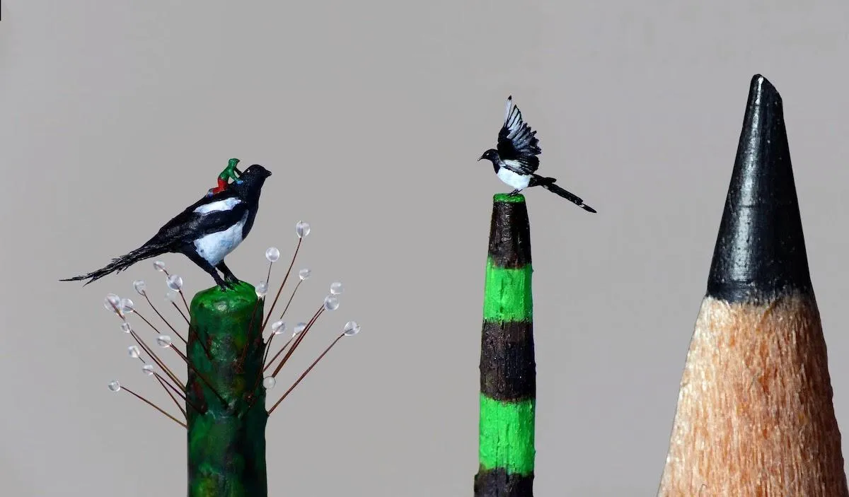 Крихітні скульптури птахів 