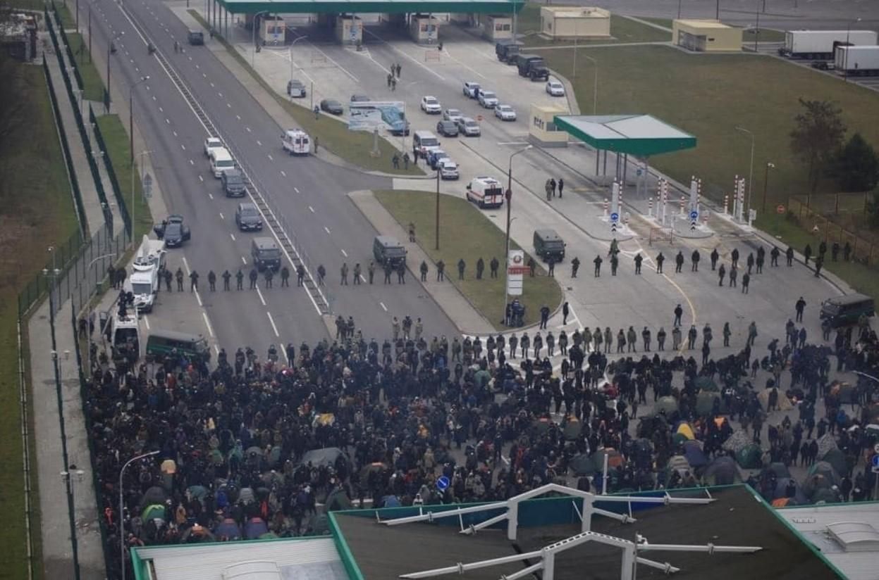 Білоруські силовики озброїли нелегальних мігрантів шумовими гранатами - новини Білорусь - 24 Канал Білоруські силовики озброїли нелегальних мігрантів шумовими гранатами - новини Білорусь - 24 Канал