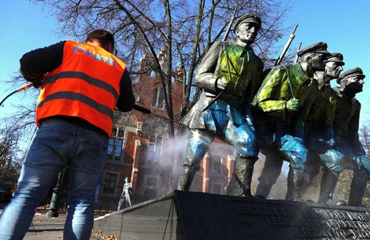 Разрисованный памятник Пилсудскому: в Польше задержали украинца Разрисованный памятник Пилсудскому: в Польше задержали украинца