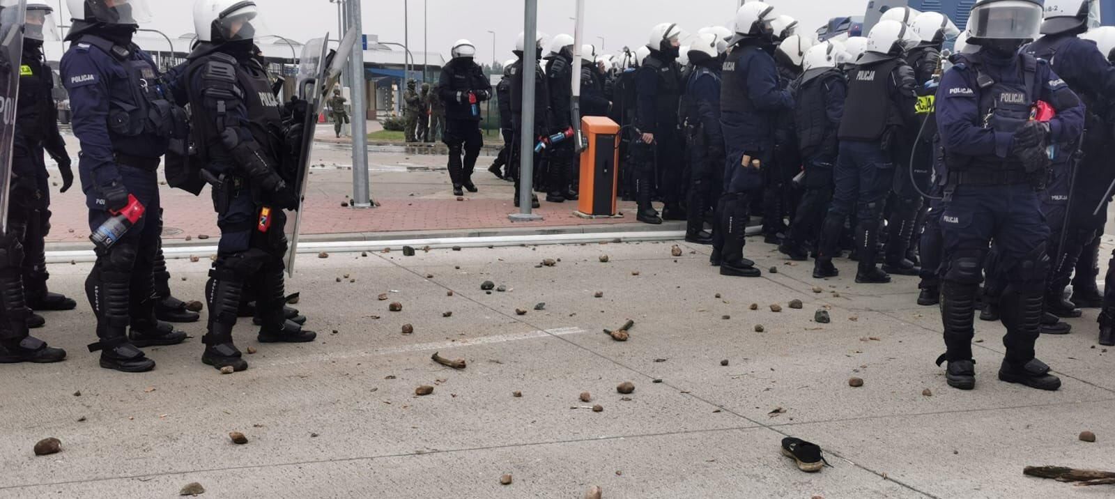 Мигранты во время штурма проломили череп польскому полицейскому Мигранты во время штурма проломили череп польскому полицейскому