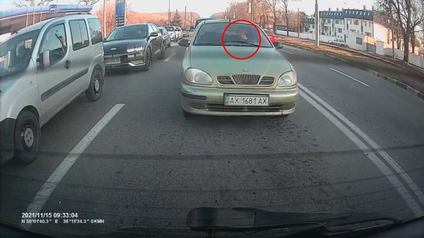 Управлял авто и брился: в Харькове сняли водителя, не теряющего время в пробках