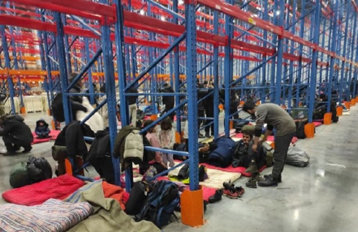 Беларусь размещает мигрантов в логистическом центре возле польской границы Беларусь размещает мигрантов в логистическом центре возле польской границы