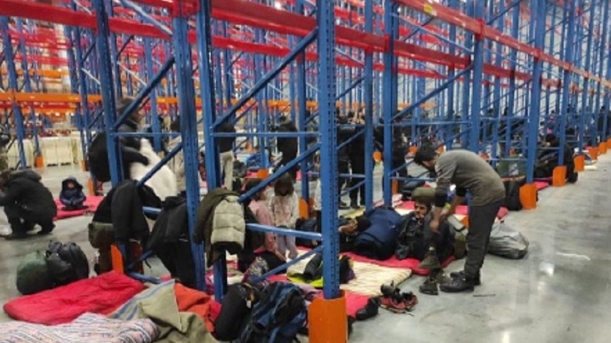 Беларусь размещает мигрантов в логистическом центре возле польской границы