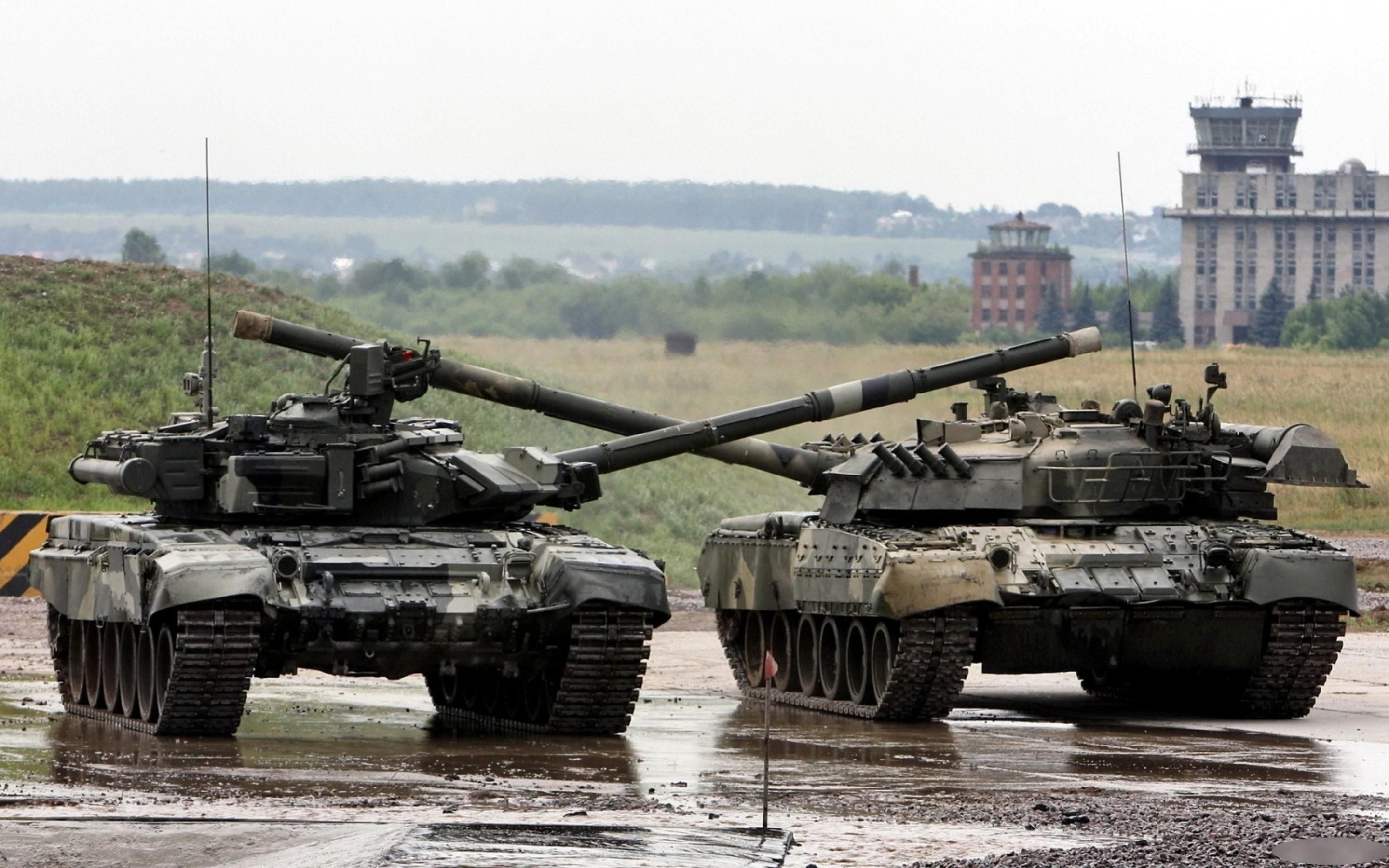 Не "Градами" єдиними: окупанти розмістили десятки танків на окупованій території - Новини Росії і України - 24 Канал