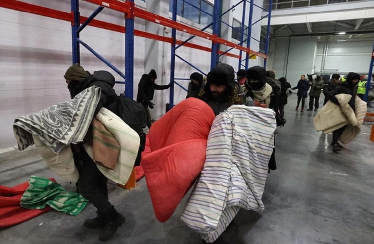Часть мигрантов ночевала в помещении: как прошла ночь на границе с Польшей