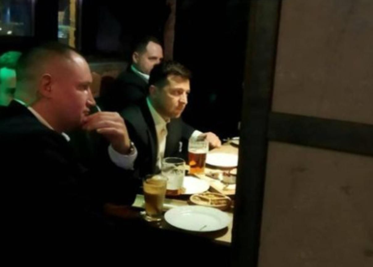 С Ермаком, пивом и в пабе: Зеленский болел за сборную Украины С Ермаком, пивом и в пабе: Зеленский болел за сборную Украины