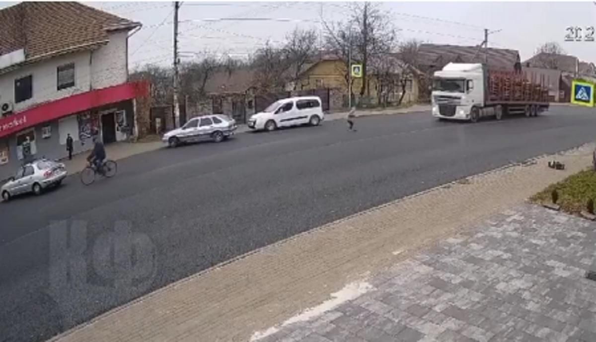 На Прикарпатье ребенок на самокате попал под колеса лесовоза: ужасное видео 18+ На Прикарпатье ребенок на самокате попал под колеса лесовоза: ужасное видео 18+