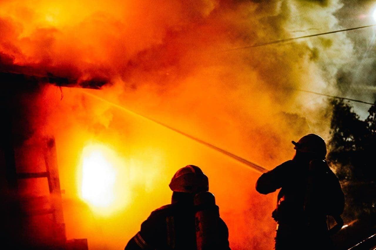 На Подоле в Киеве горел состав частной компании: видео пожара На Подоле в Киеве горел состав частной компании: видео пожара