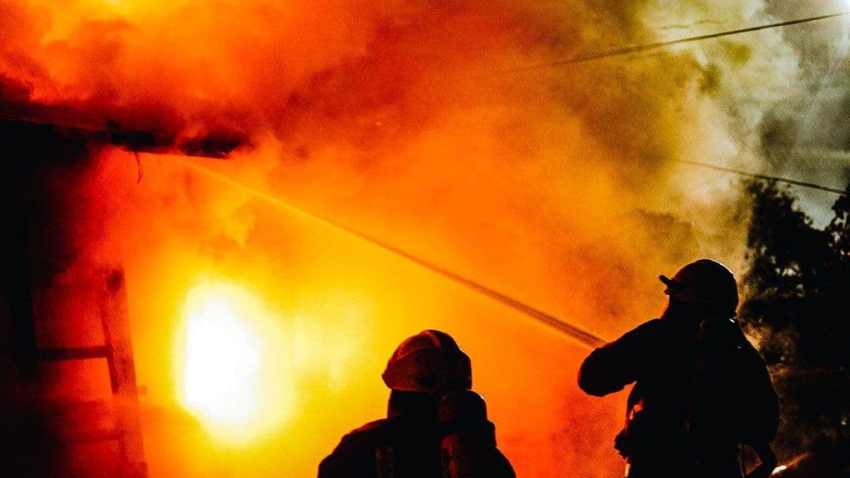 На Подоле в Киеве горел состав частной компании: видео пожара