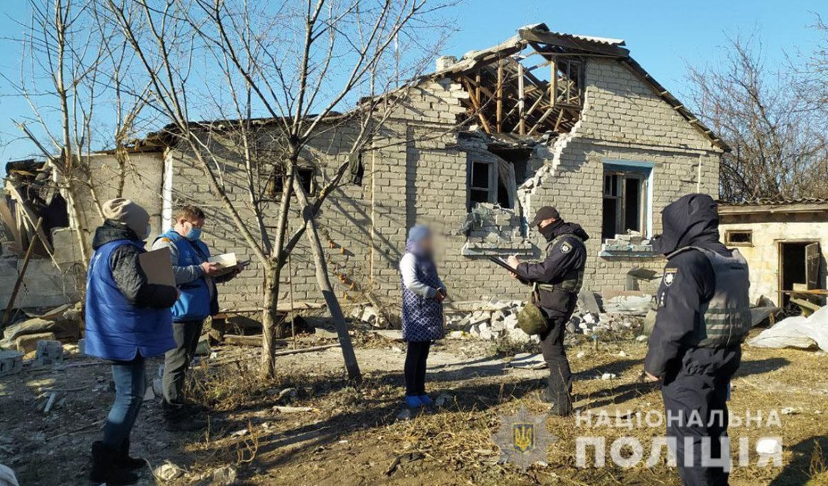 Боевики во второй раз за неделю цинично обстреляли село Невельское: фото с места происшествия