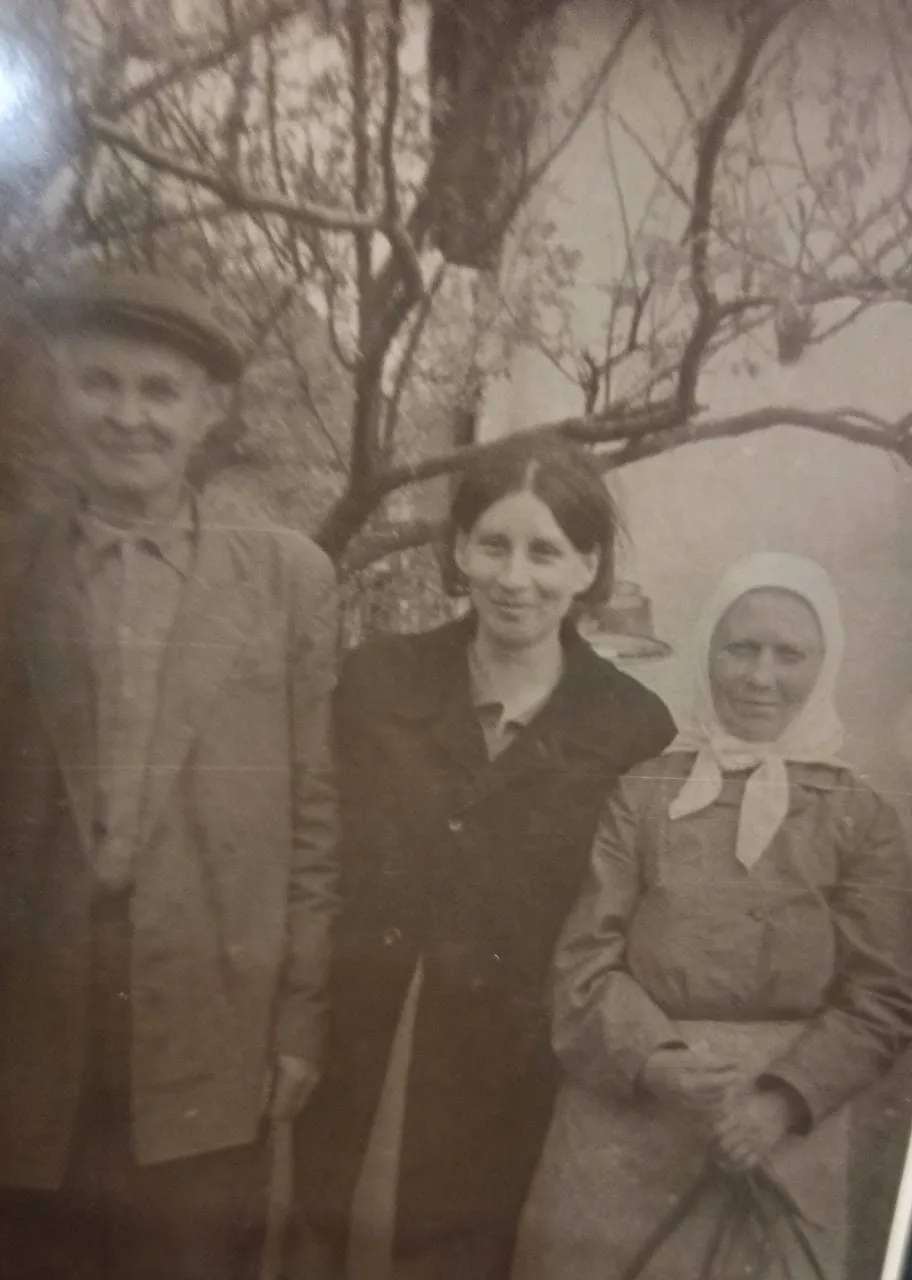 Дарина з чоловіком Іваном та родичкою