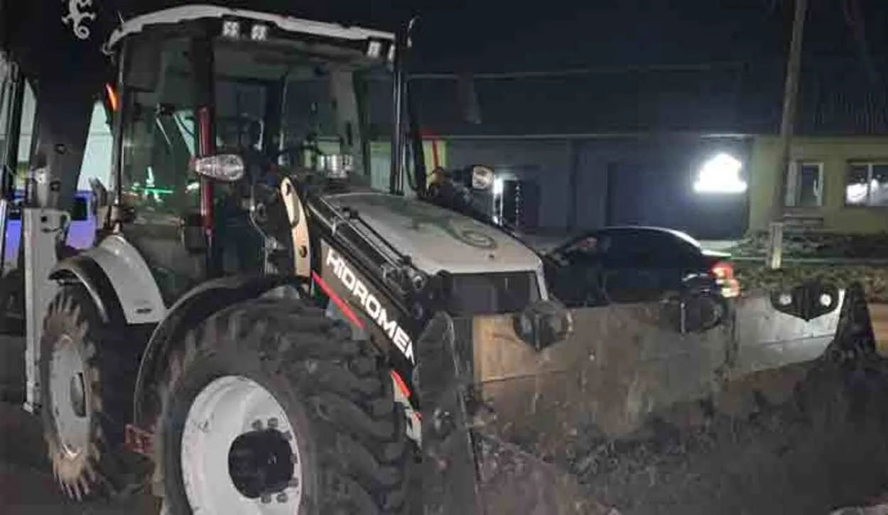 На Львівщині некерований трактор в'їхав у 3 автівки: водієві стало погано за кермом На Львівщині некерований трактор в'їхав у 3 автівки: водієві стало погано за кермом