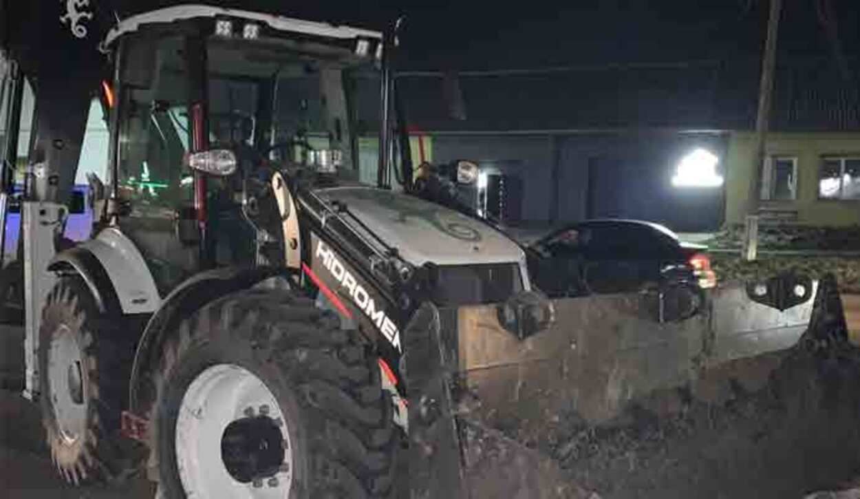 На Львовщине неуправляемый трактор влетел в 3 машины: водителю стало плохо за рулем
