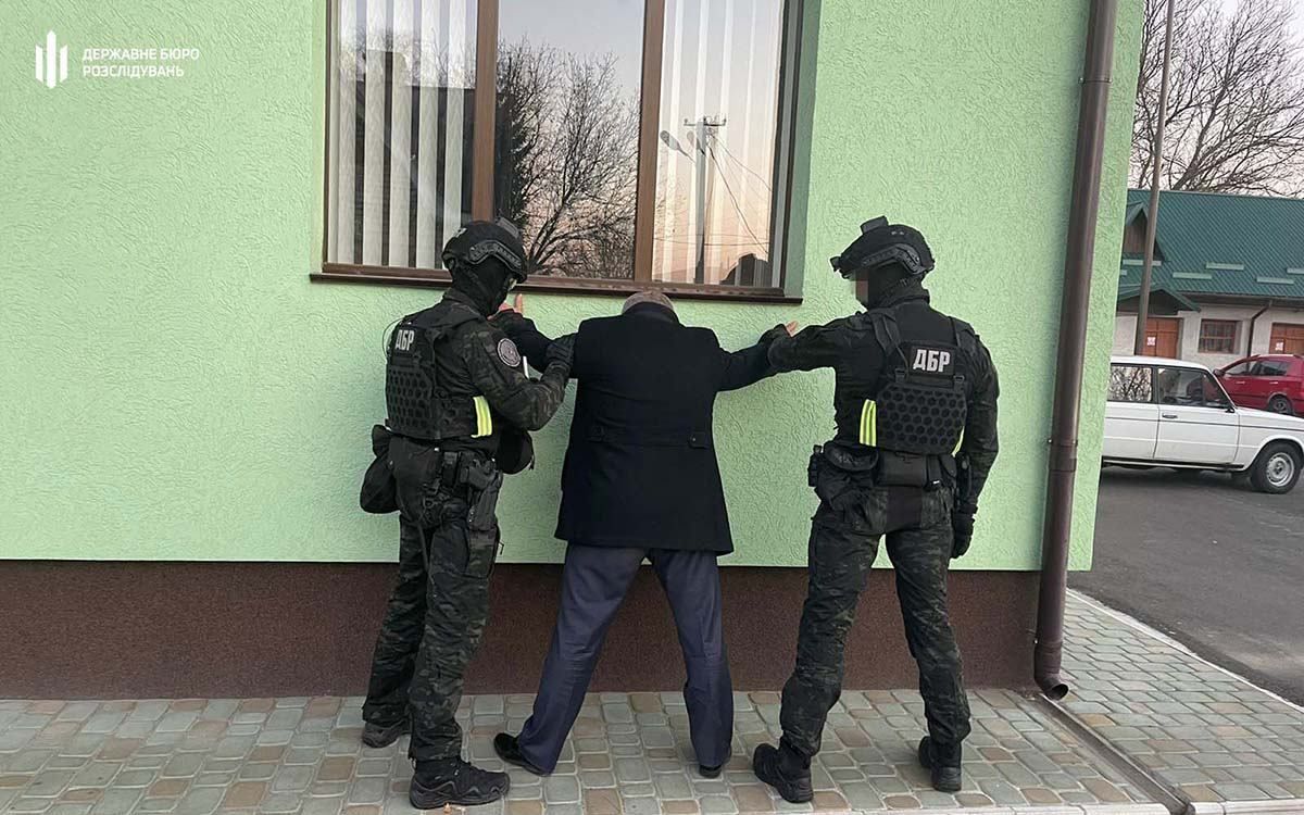 Задержали с поличным: директор лесхоза в Винницкой области пытался подкупить следователя ГБР Задержали с поличным: директор лесхоза в Винницкой области пытался подкупить следователя ГБР