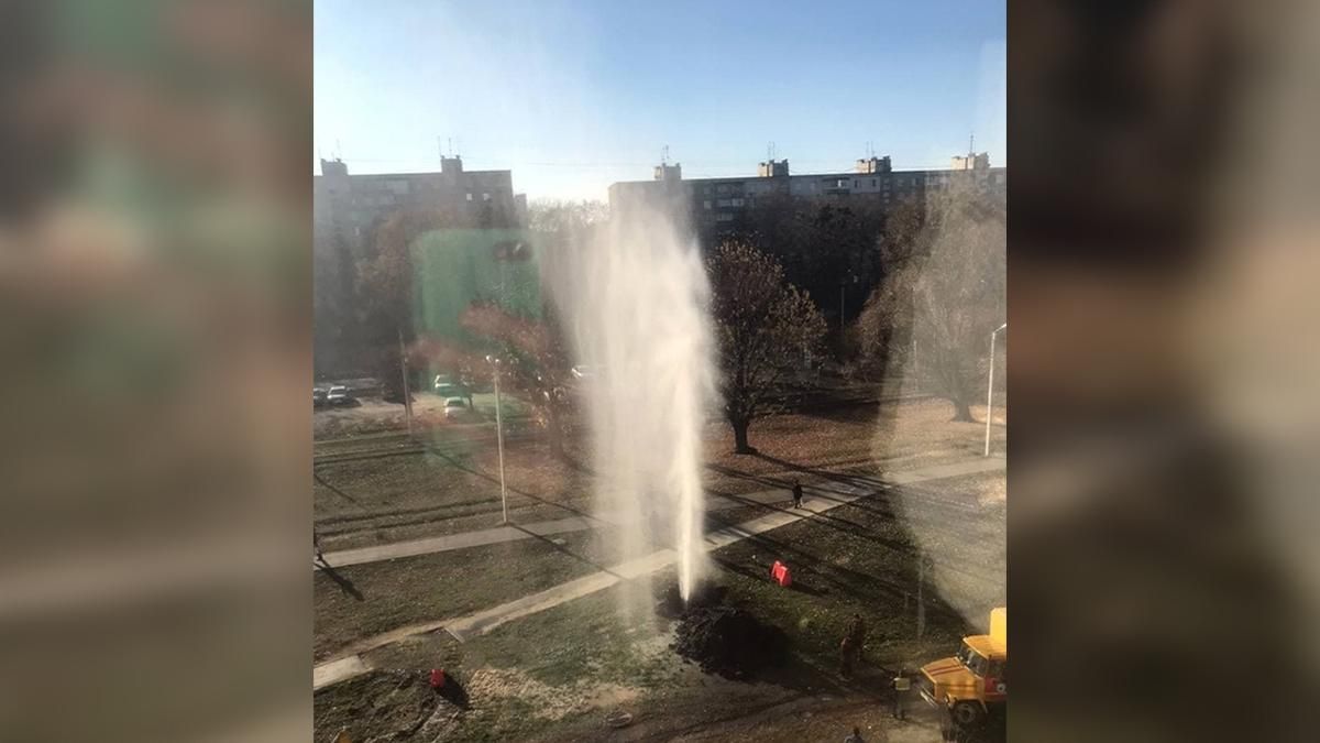 В Харькове образовался многометровый "гейзер": эпическое видео прорыва В Харькове образовался многометровый "гейзер": эпическое видео прорыва