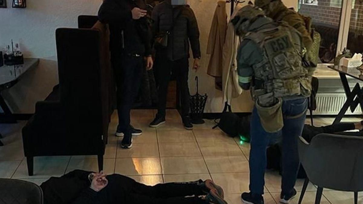 Требовали миллион у предпринимателя: на Херсонщине задержали рэкетиров Требовали миллион у предпринимателя: на Херсонщине задержали рэкетиров