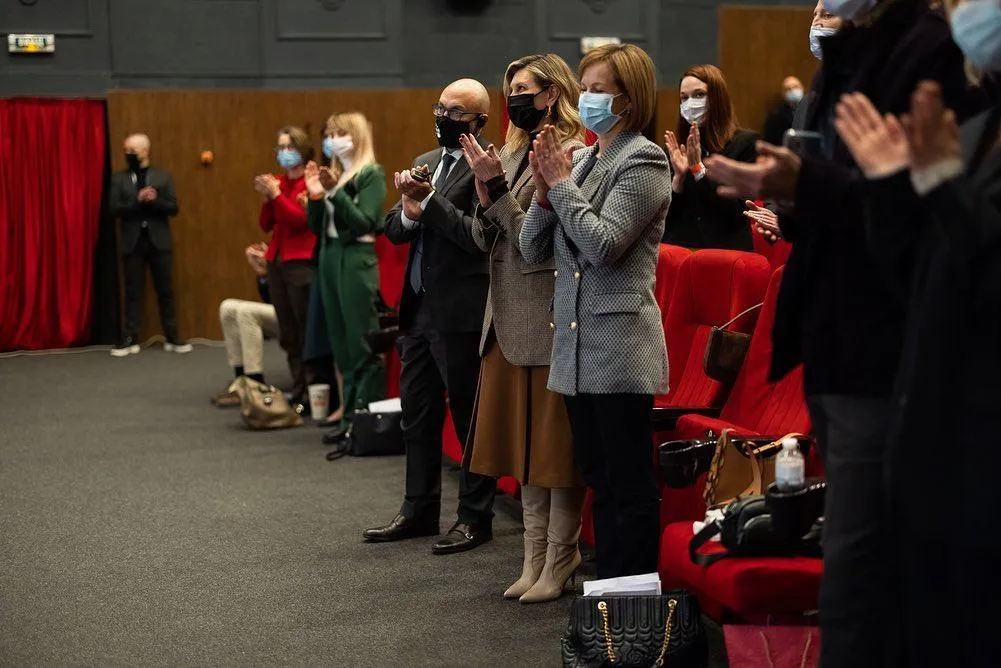 Олена Зеленська у картатому піджаку Олена Зеленська у картатому піджаку