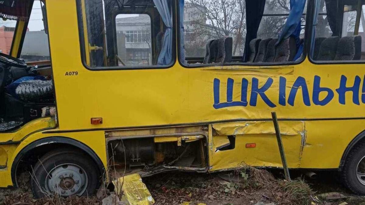 Во Львовской области грузовик влетел в школьный автобус: пострадали дети