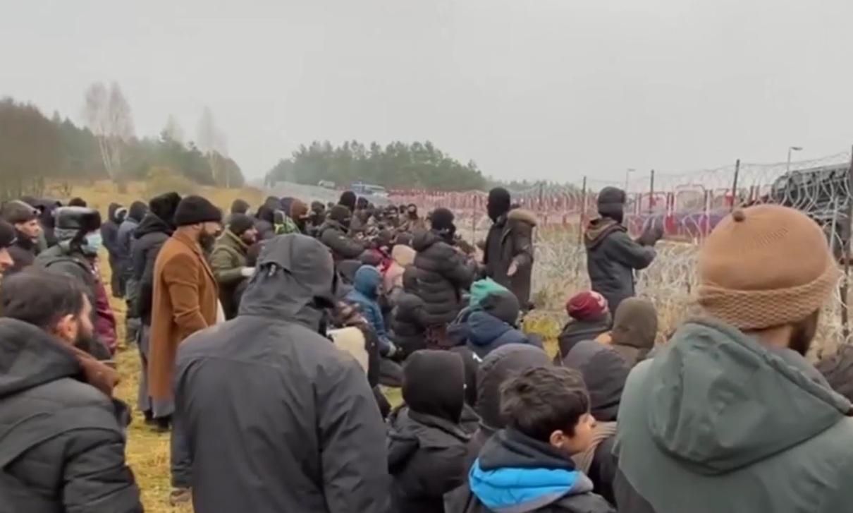 Help, Poland: мигранты встали на колени на белорусско-польской границе Help, Poland: мигранты встали на колени на белорусско-польской границе