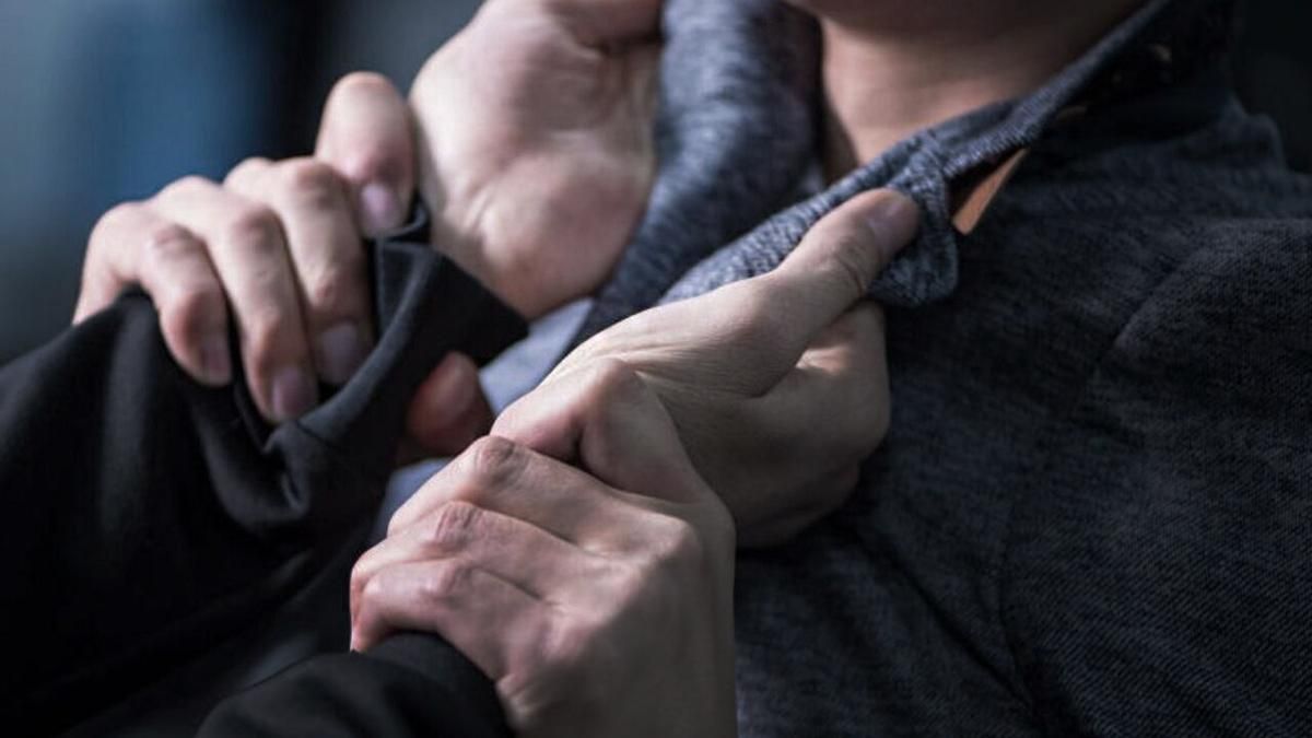 У Дніпрі підлітки погрожували пістолетом перехожому: невдало зробив зауваження - 24 Канал У Дніпрі підлітки погрожували пістолетом перехожому: невдало зробив зауваження - 24 Канал