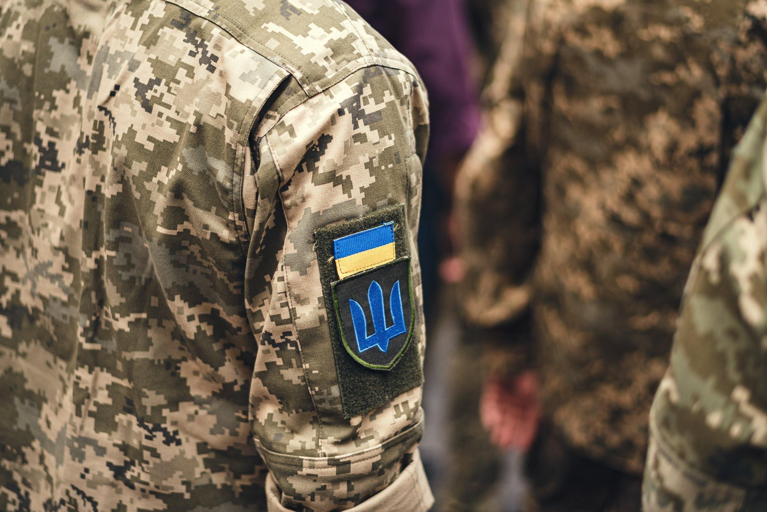 Троє українських бійців зазнали поранень на Донбасі: ворог гатив з артилерії - Україна новини - 24 Канал