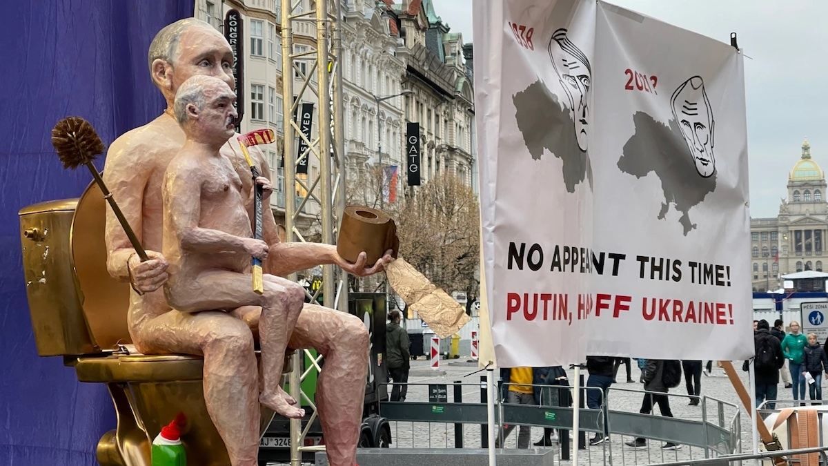 "Голі вбивці": у Празі на мітингу проти диктатури жорстко висміяли Путіна та Лукашенка - новини Білорусь - 24 Канал