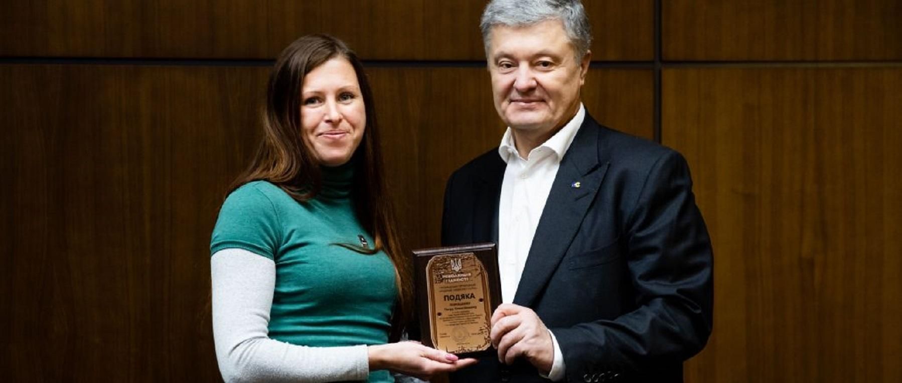 Петро Порошенко отримав подяку від ГО "Родини Небесної Сотні" - Україна новини - 24 Канал Петро Порошенко отримав подяку від ГО "Родини Небесної Сотні" - Україна новини - 24 Канал