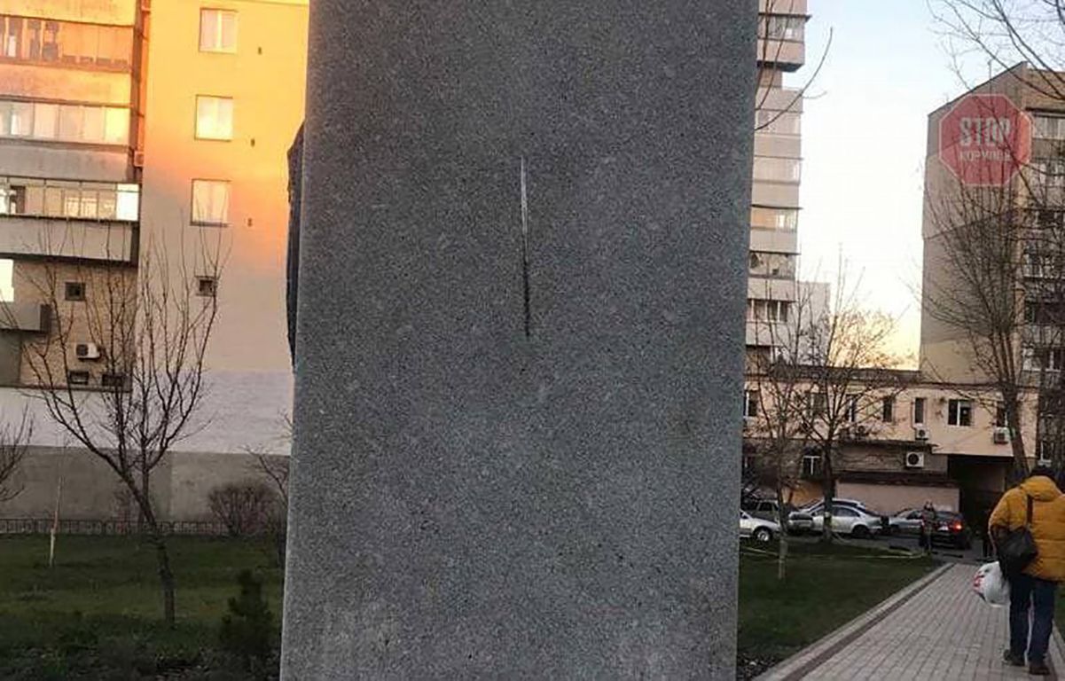 В Киеве вандалы осквернили памятник украинским разведчикам в сквере Шаповала