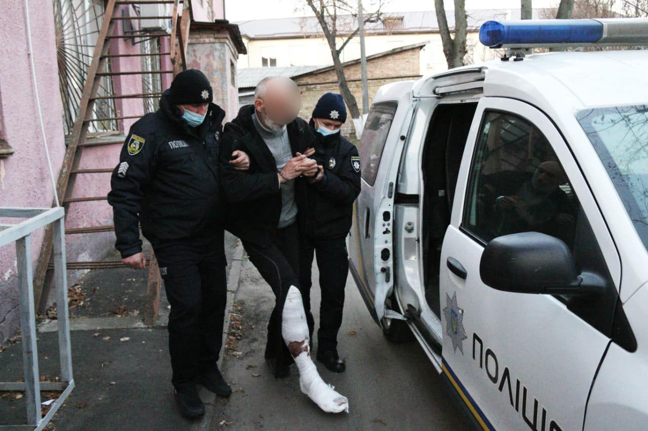 На Київщині чоловік стріляв у розбійників, які серед ночі вдерлись до його маєтку - Кримінальні новини України - Київ