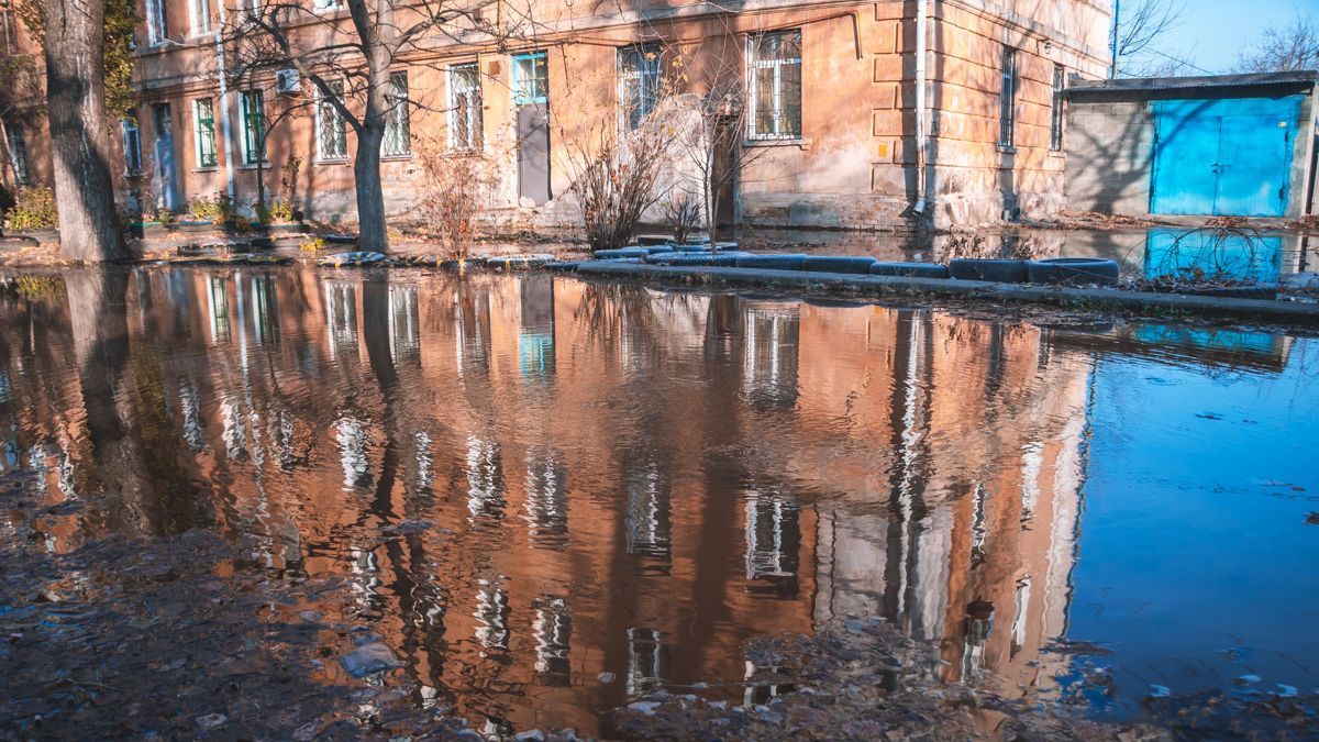 У Дніпрі затопило двір через прорив труби: люди не можуть вийти з під’їзду - Україна новини - 24 Канал