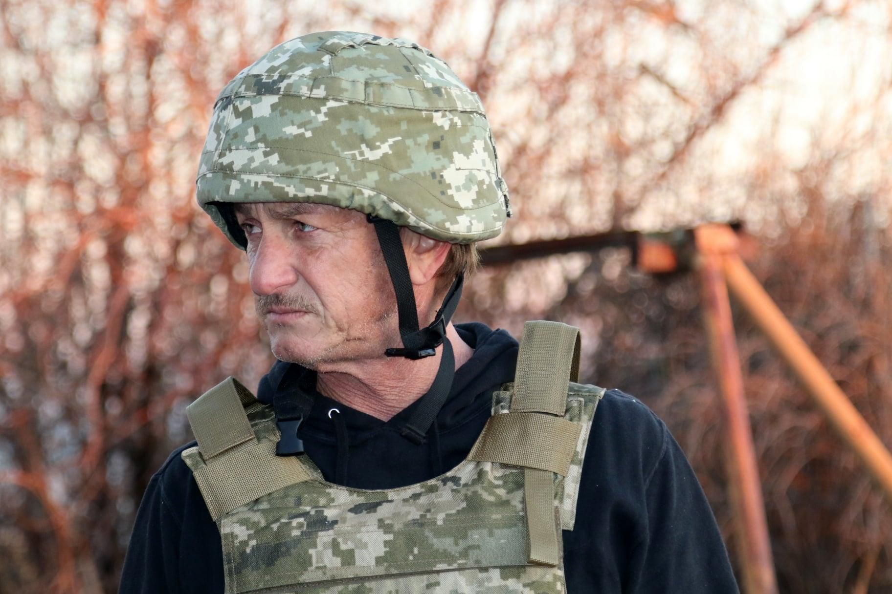Шон Пенн хочет снять кино об Украине: кинорежиссер из США пообщался с бойцами ООС