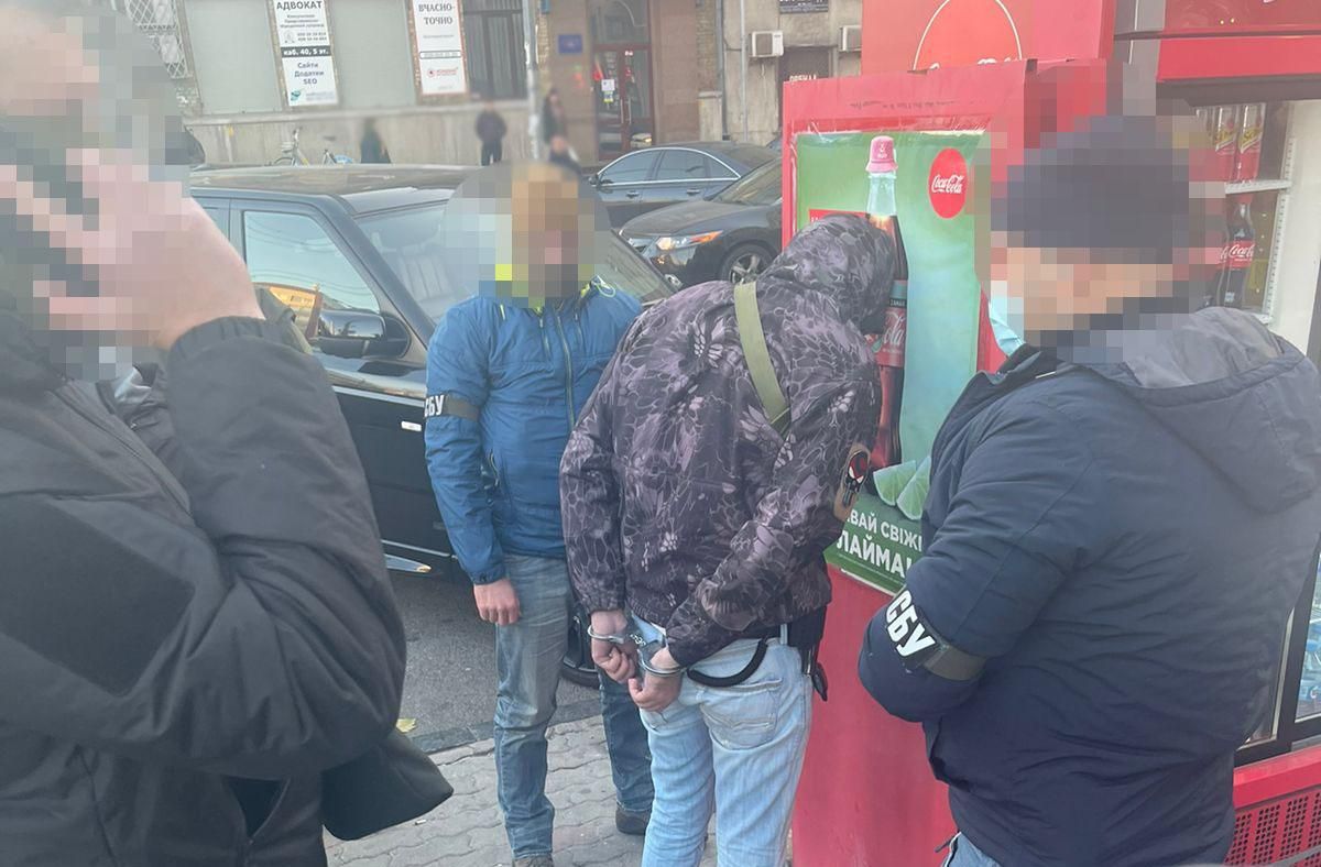 В Киеве задержали аферистов, выманивших у предпринимателя 39 тысяч долларов, прикрываясь СБУ В Киеве задержали аферистов, выманивших у предпринимателя 39 тысяч долларов, прикрываясь СБУ