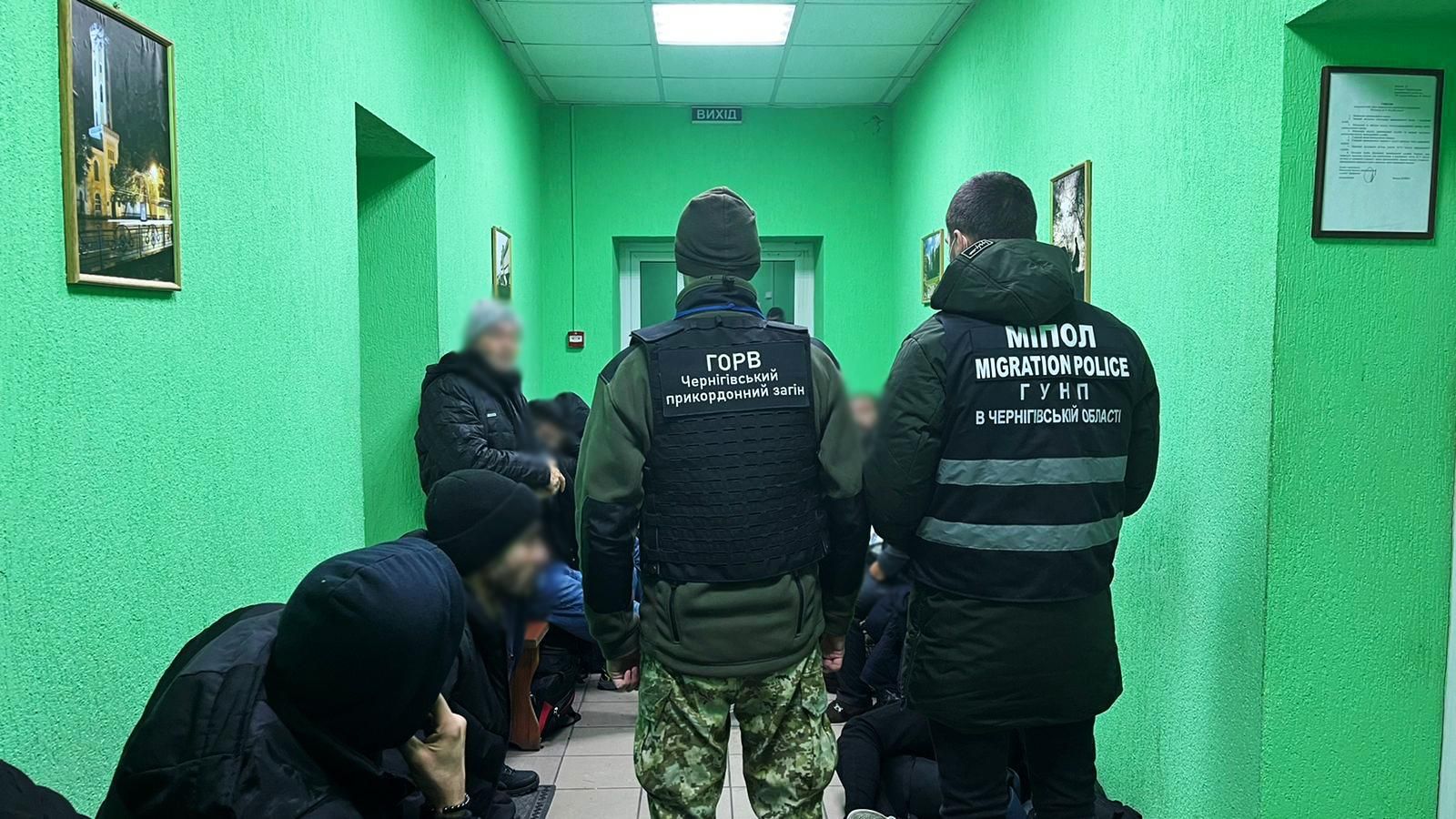 Под видом "туристов": пограничники не впустили в Украину 15 мигрантов из Беларуси