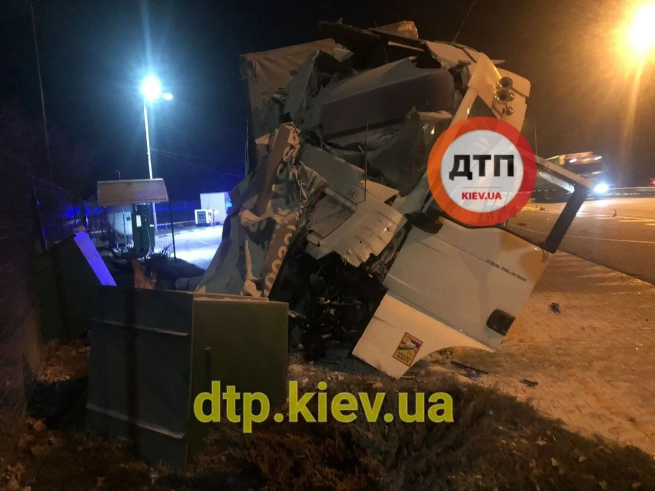ДТП на Київщині, дві фури влетіли в заправку ДТП на Київщині, дві фури влетіли в заправку