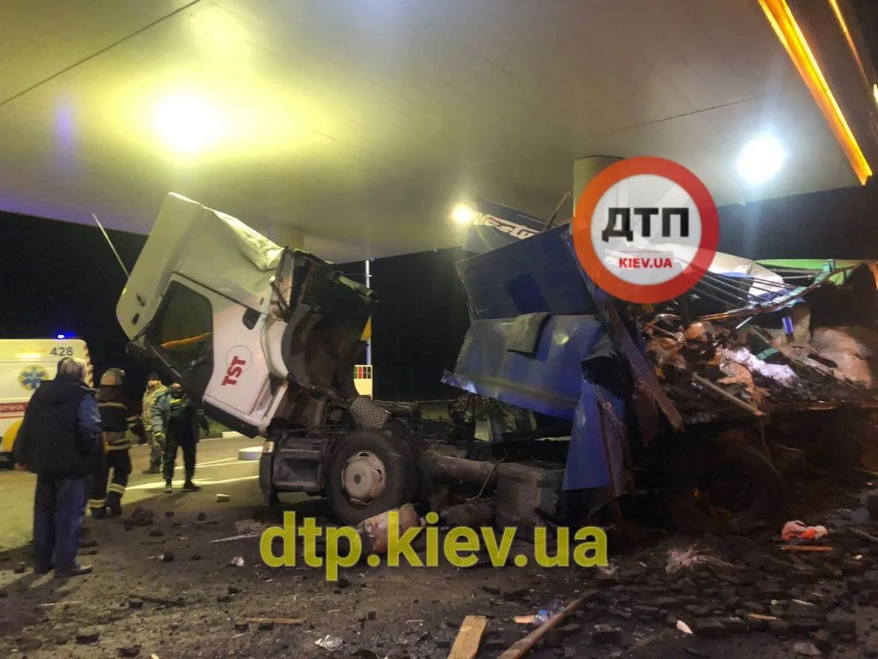 Аварія Бзів, іванків, в заправвку Фактор влетіли дві фури Аварія Бзів, іванків, в заправвку Фактор влетіли дві фури