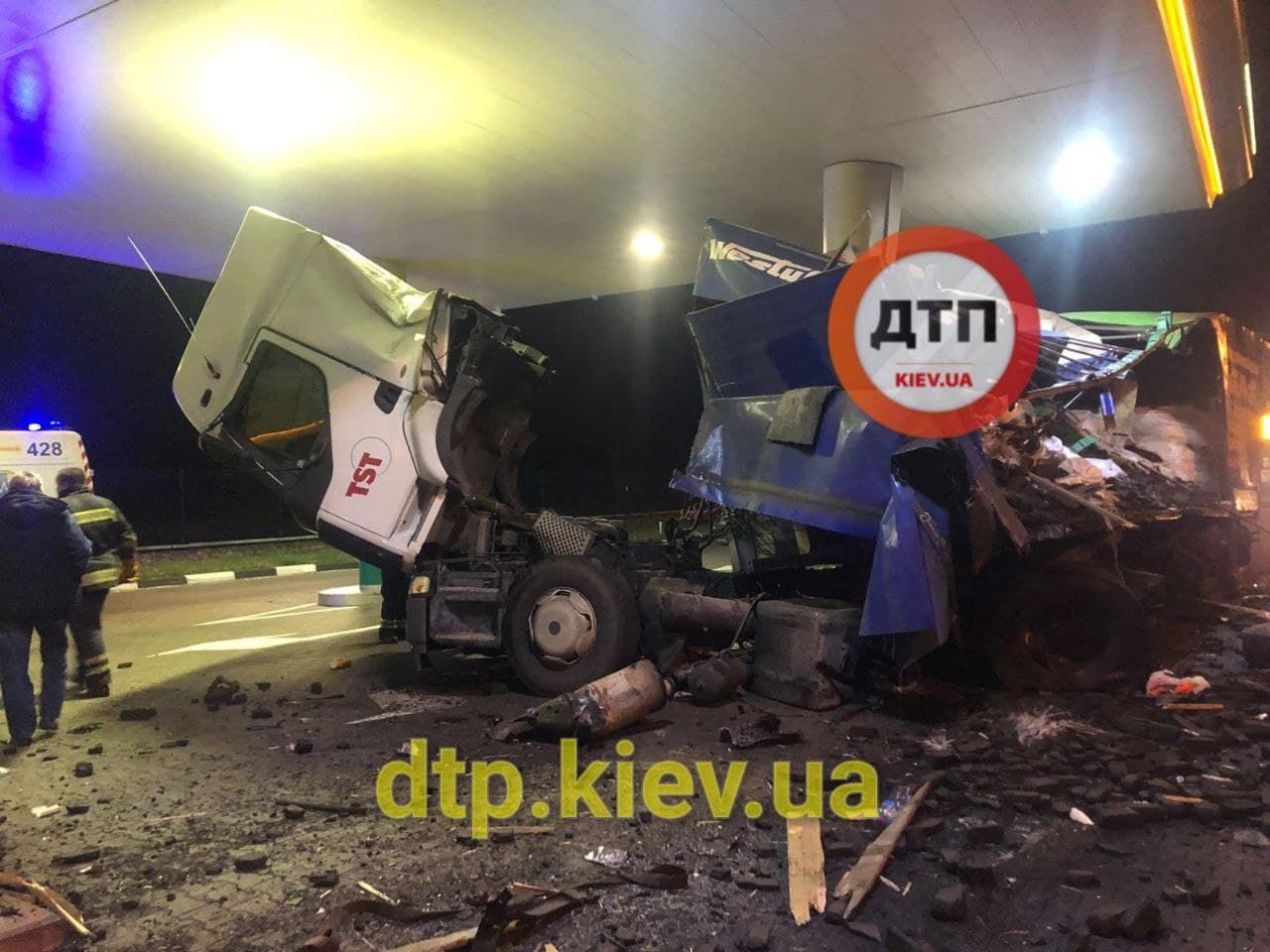 В Киевской области два грузовика влетели в заправку: фото и видео масштабной автокатастрофы