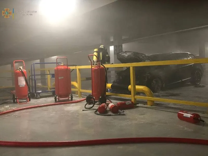 Пожежа в Києві, в паркінгу згорів Renault, ДСНС