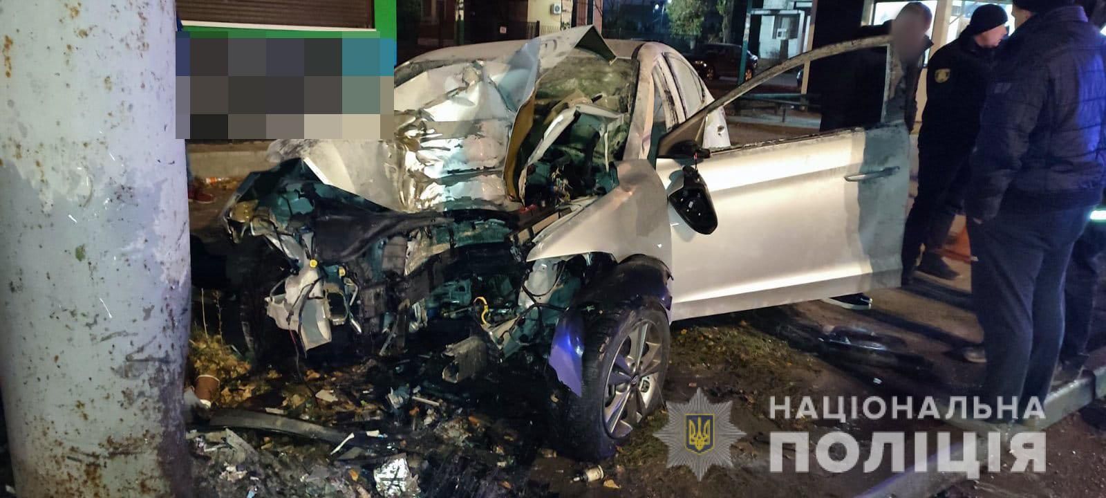 Умер по дороге в больницу: в Харькове водитель не справился с управлением и влетел в столб