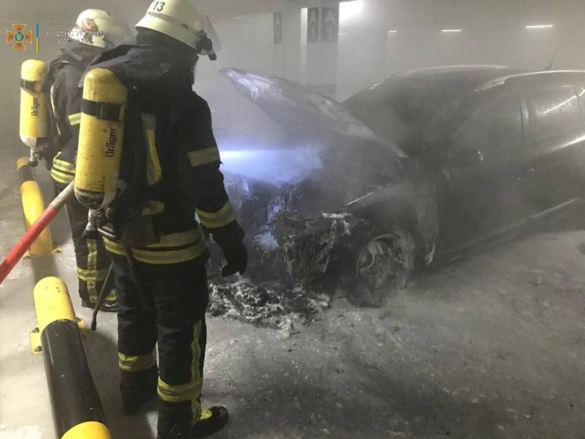 В паркинге киевского "Эпицентра" сгорело авто: фото масштабного пожара