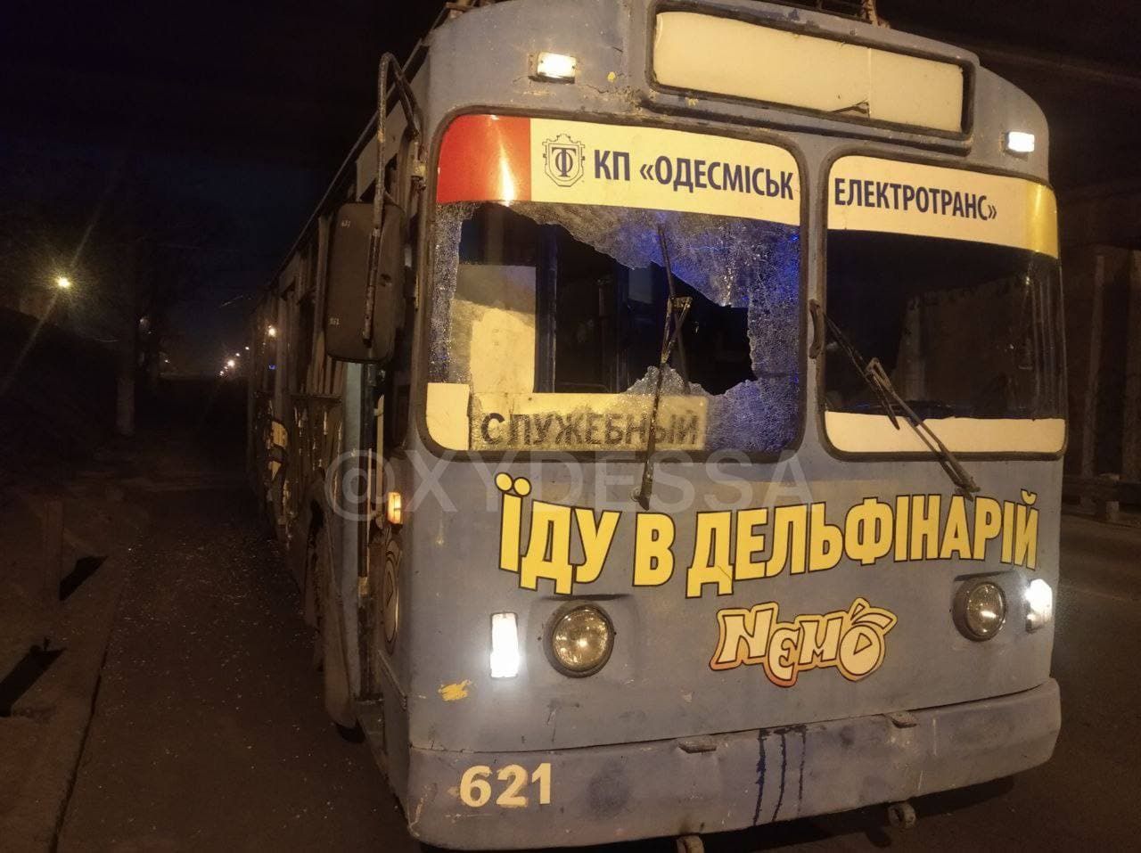 "Прилетіла" з мосту: в Одесі невідомі кинули пляшку у вікно тролейбуса - Новини Одеси - 24 Канал "Прилетіла" з мосту: в Одесі невідомі кинули пляшку у вікно тролейбуса - Новини Одеси - 24 Канал