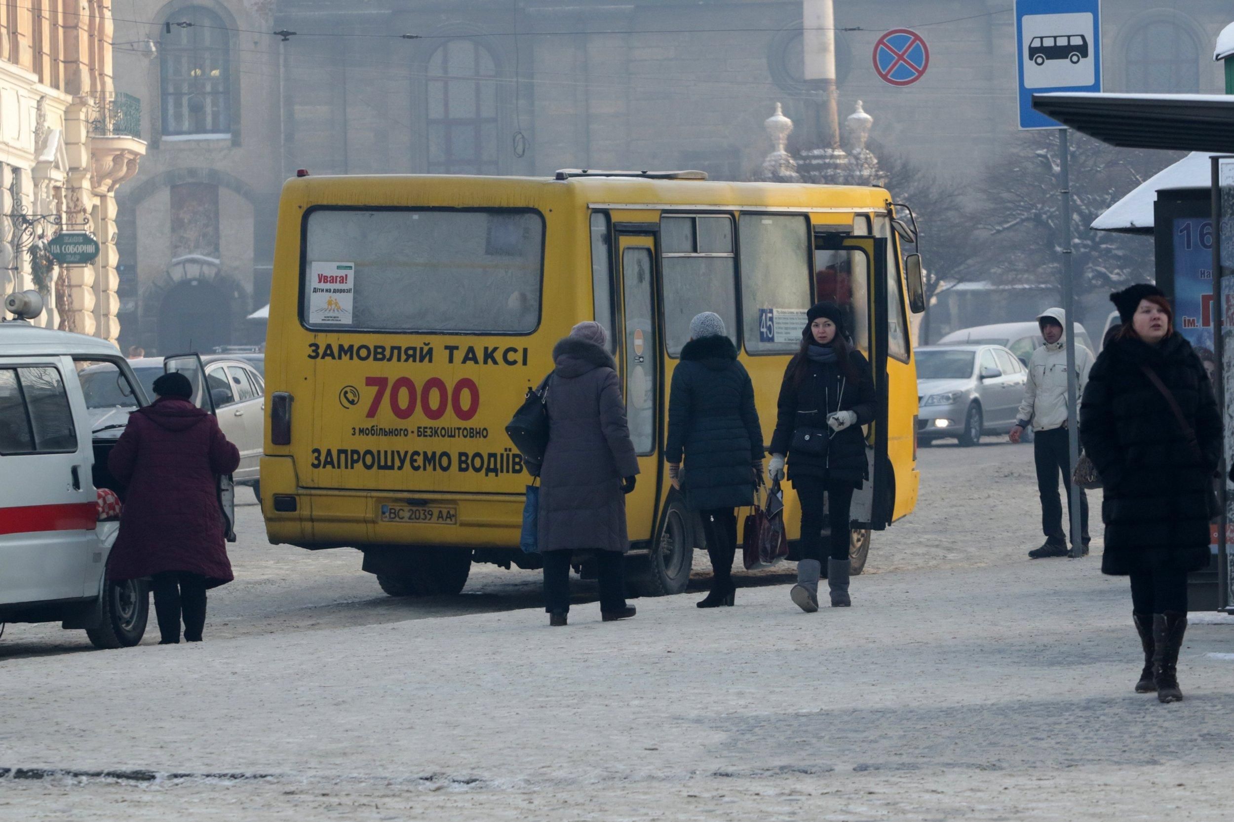 Водители пригородных маршруток на Львовщине массово увольняются с работы: какова причина