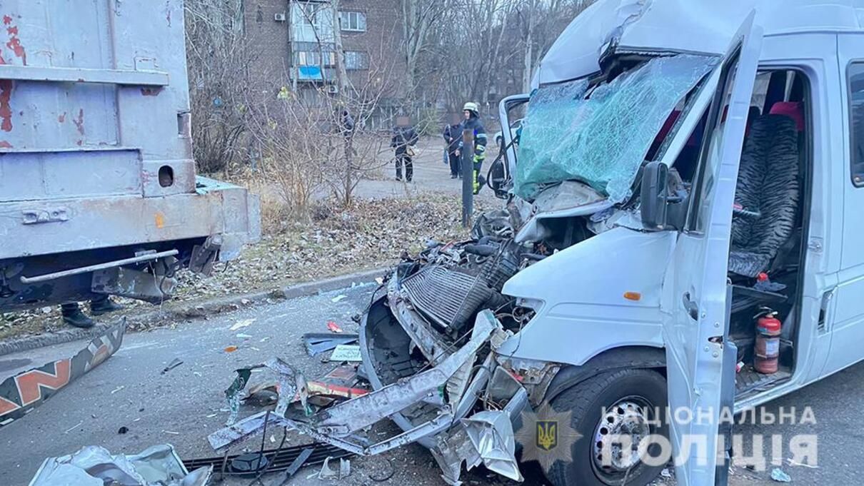 У Запоріжжі маршрутка влетіла у вантажівку: є постражадлі - Новини Запоріжжя сьогодні - 24 Канал