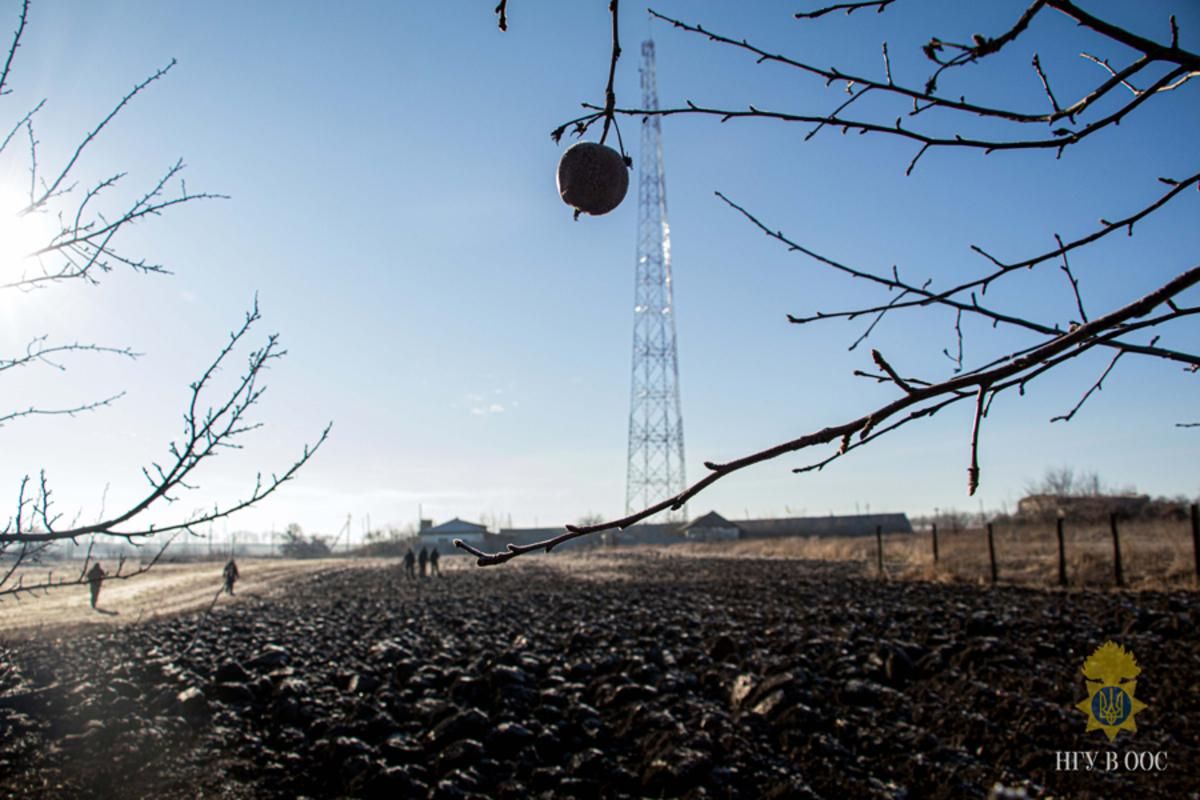 Боевики 6 раз били по телерадиовышке, которую охраняют украинские бойцы Боевики 6 раз били по телерадиовышке, которую охраняют украинские бойцы