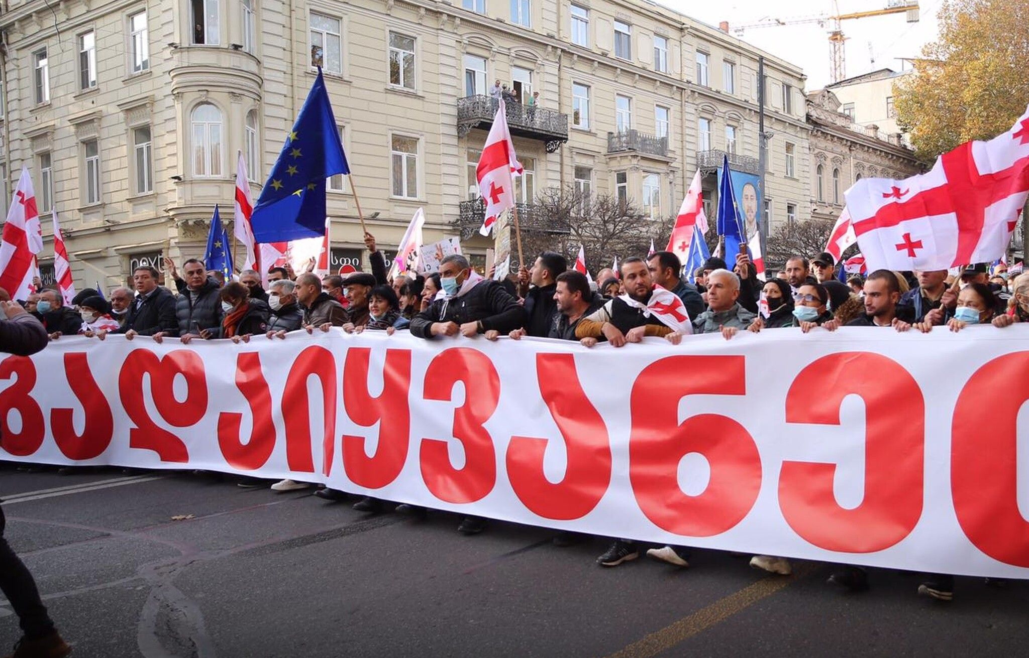В Тбилиси проходит масштабный марш в поддержку Саакашвили