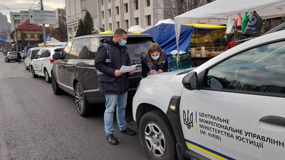 Насобирал штрафов на 130 тысяч: у киевлянина изъяли элитный Range Rover Насобирал штрафов на 130 тысяч: у киевлянина изъяли элитный Range Rover