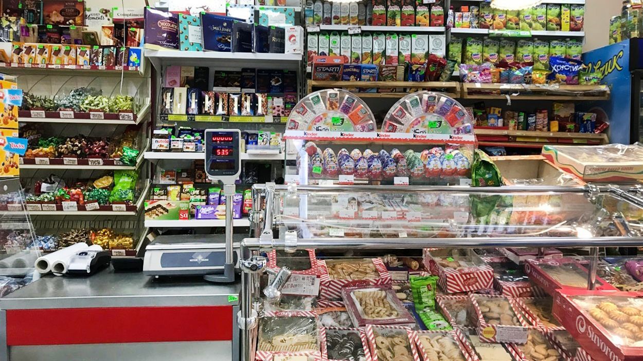 В Кривом Роге продавщица прогнала грабителя из магазина: был в маске и вооружен В Кривом Роге продавщица прогнала грабителя из магазина: был в маске и вооружен