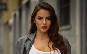 Приміряла пальто на голе тіло: модель Шайла Ґатта розбурхала підписників